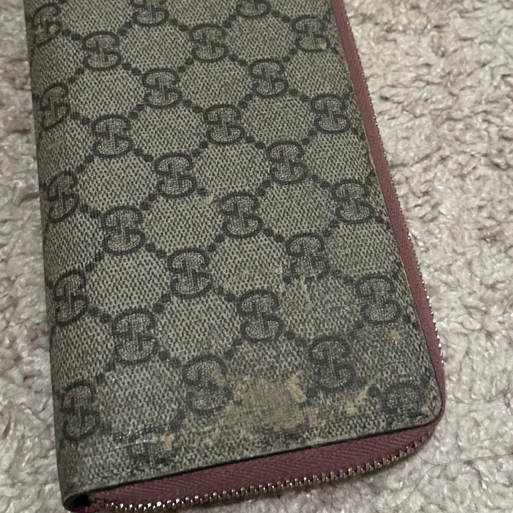 Authentic Gucci Wallet-minimal call out in the canvas.